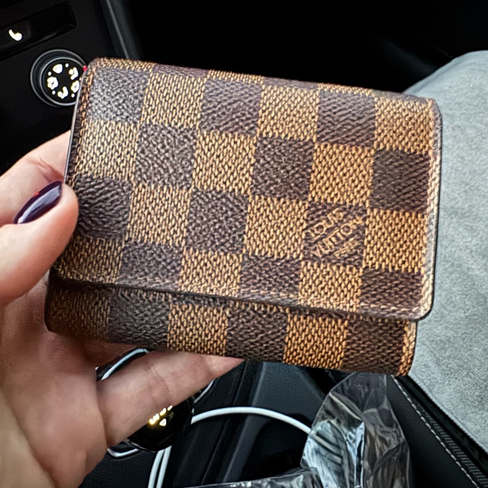 LV wallet in very good condition. Authentic